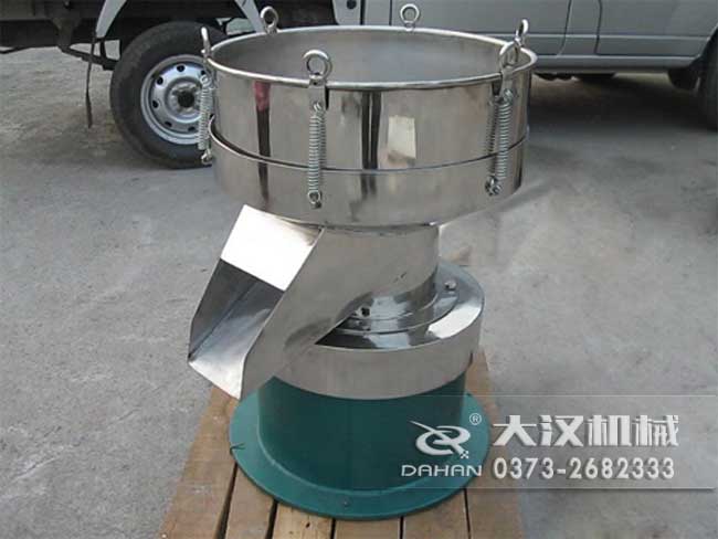 涂料振動(dòng)篩由：框體，振動(dòng)斗，出料口，振動(dòng)電機(jī)底座等部件組成