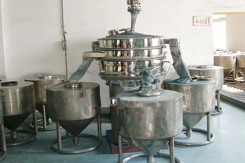 振蕩篩主要特點(diǎn)：換網(wǎng)容易，全封閉模式粉末不飛揚(yáng)，可連續(xù)作業(yè)