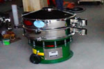 800型單層三次元振動(dòng)篩，產(chǎn)量可達(dá)800kg/h。