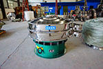 1200型三次元振動(dòng)篩，產(chǎn)量可達(dá)2100kg/h。